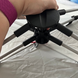 Eine Hand drückt auf das Gestänge der Qeedo Quick Palm Z3513