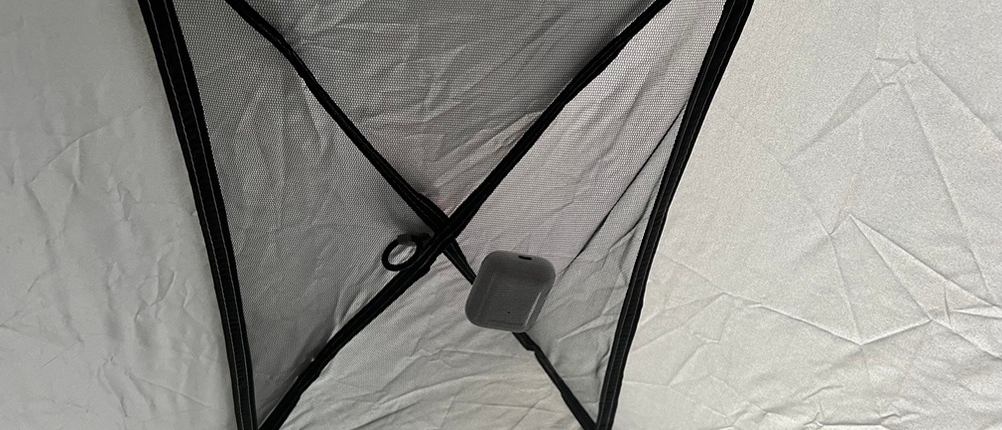 Kopfhörer liegen in einem Netz an der Oberseite der Qeedo Quick Palm Z3513