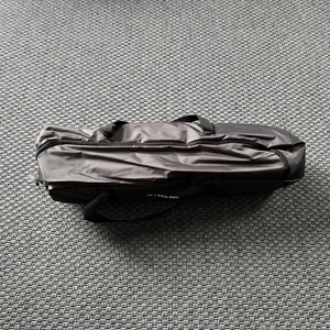 Die Transporttasche liegt mit der Qeedo Quick Palm Z3513 auf einem Teppich