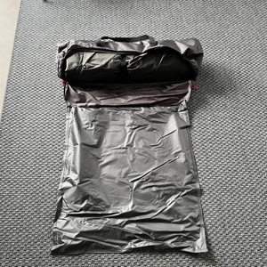 Ein Stück Stoff an der Transporttasche der Qeedo Quick Palm Z3513 liegt auf einem Teppich