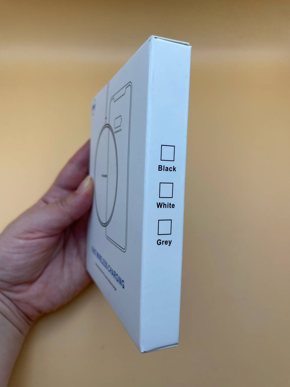 Seitenansicht der Originalverpackung des getesteten Qi-Ladegerätes.