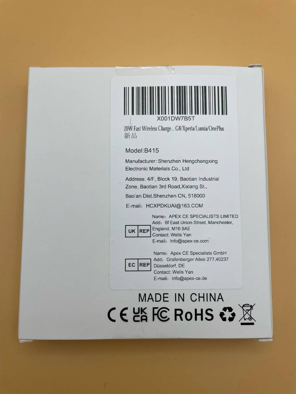 Qi-Ladegerät im Test: Nahaufnahme der Rückseite der Verpackung.