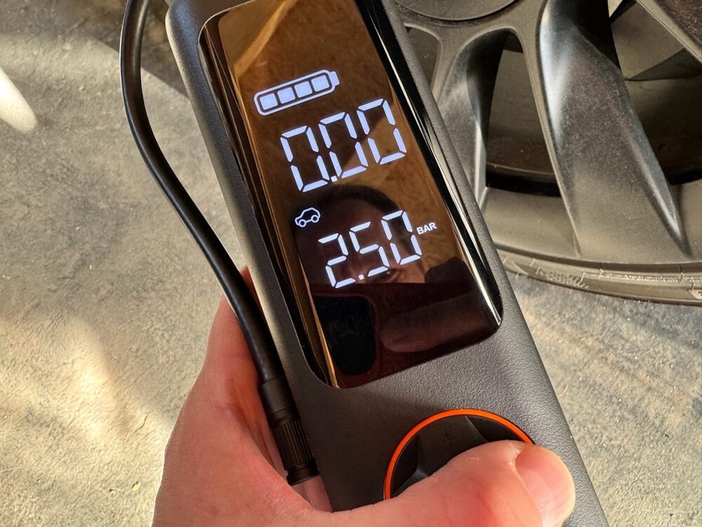 Das Display der Qicycle Qjcqbp1 zeigt 2,5 bar an.