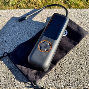 Die Qicycle Qjcqbp1 liegt auf ihrem Aufbewahrungsbeutel auf einer Mauer.