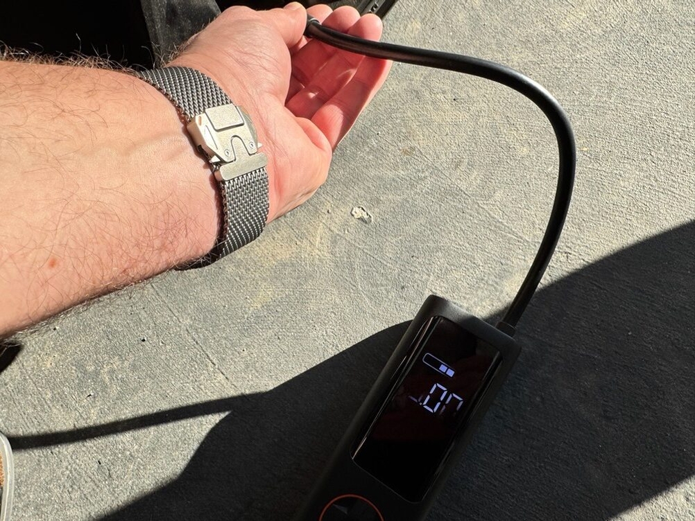 Eine Hand hält den Schlauch der Qicycle Qjcqbp1 fest.