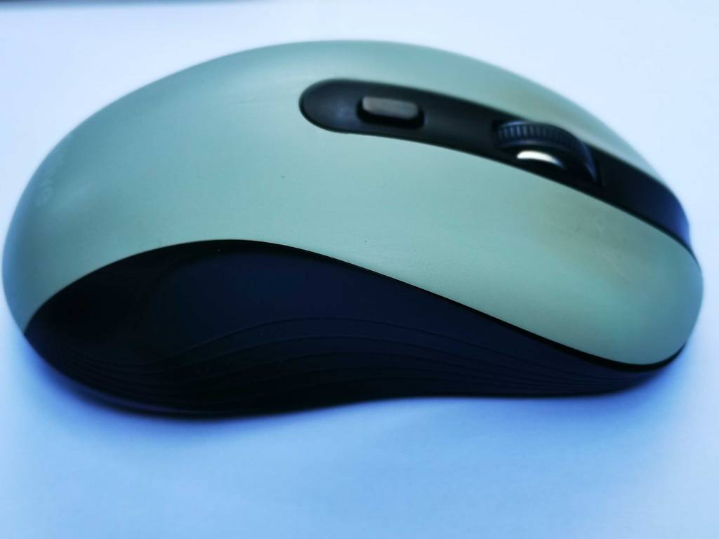Silent Mouse Test: Das zweifarbige Mausmodell von der Seite betrachtet, befindet sich auf einer hellen Oberfläche.