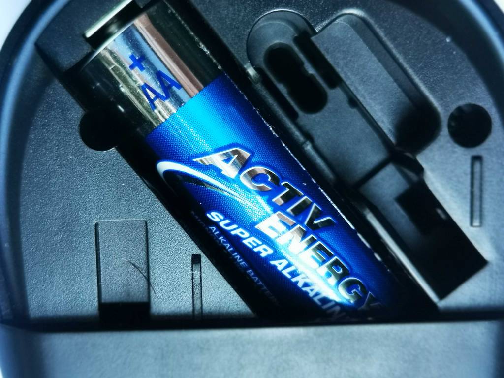 Im Test: Die Silent Mouse ist geöffnet mit Blick auf die innen steckende Batterie zu sehen.
