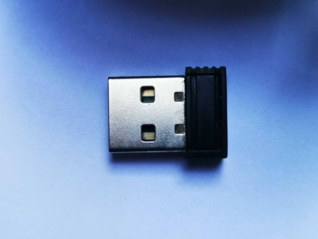 Silent Mouse im Test: Ansicht des USB-Steckers der kabellosen Maus.