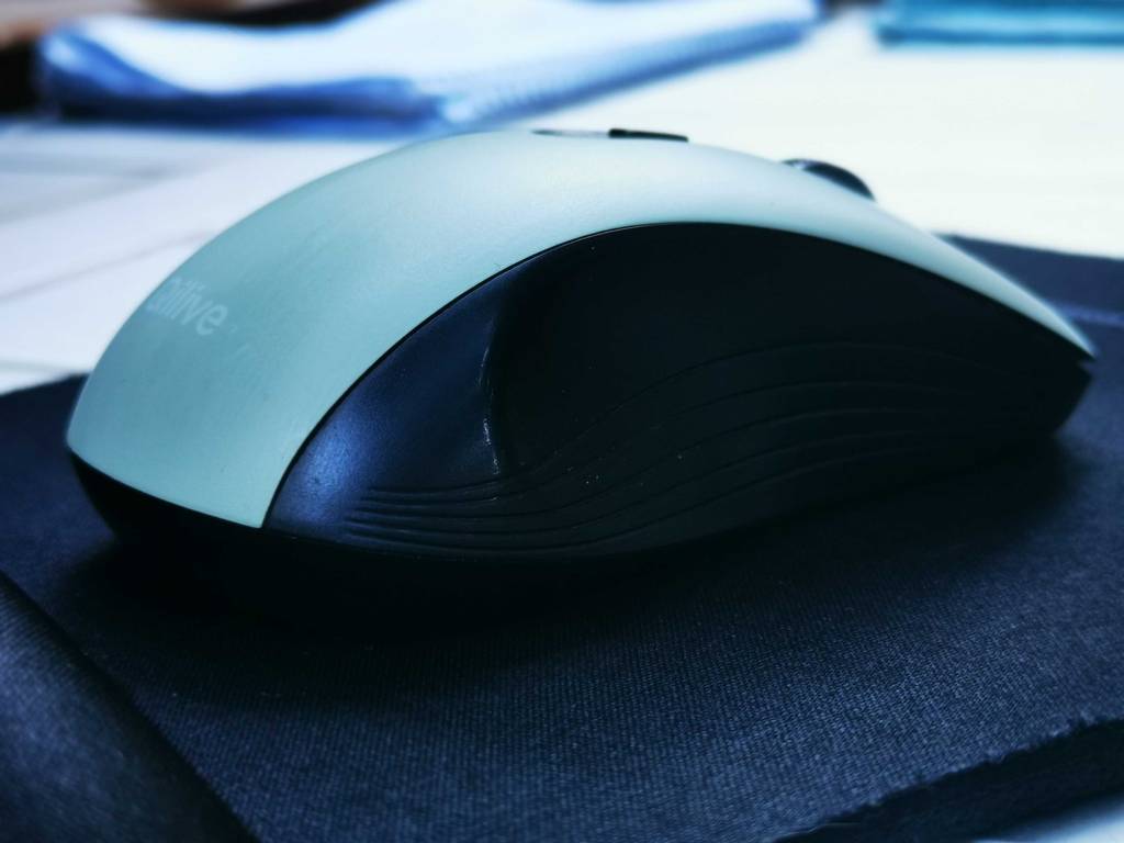 Silent Mouse getestet: Seitenansicht der ergonomischen Maus auf einem Mauspad.