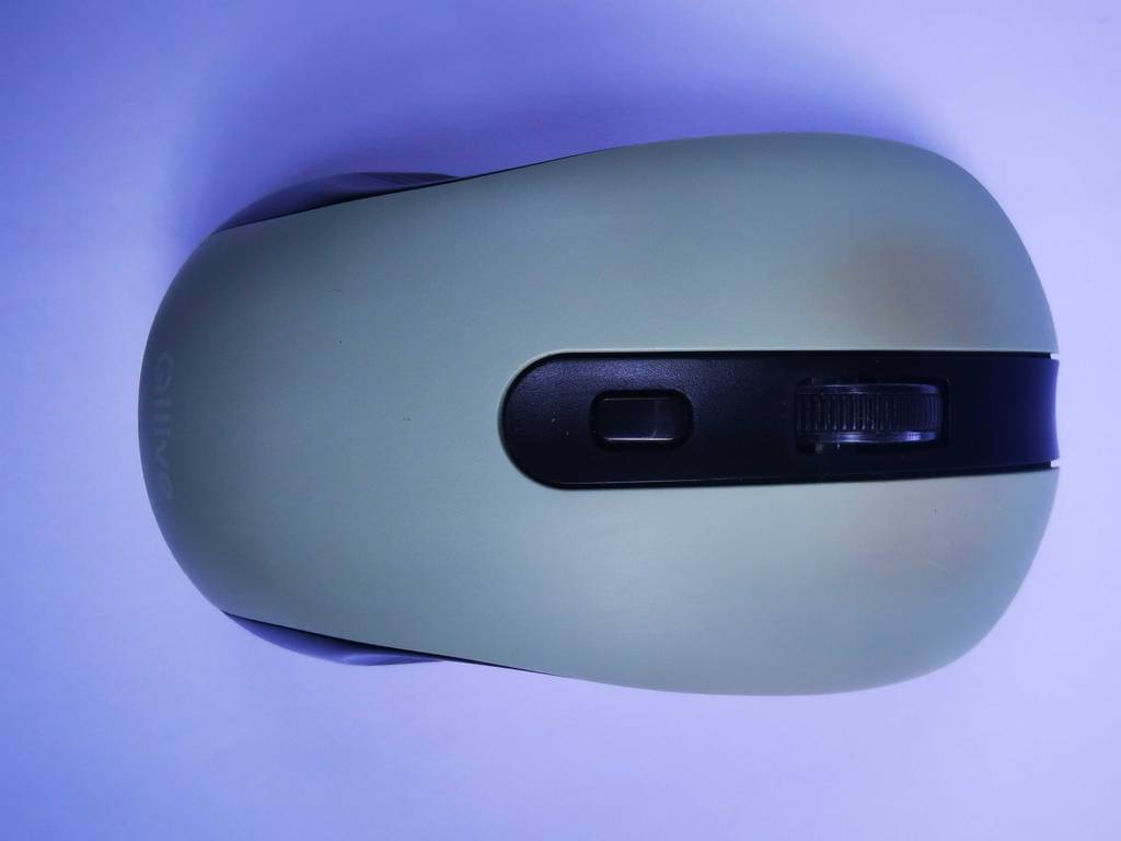 Die zweifarbige getestete Silent Mouse von oben betrachtet, liegt auf einem weißen Untergrund.