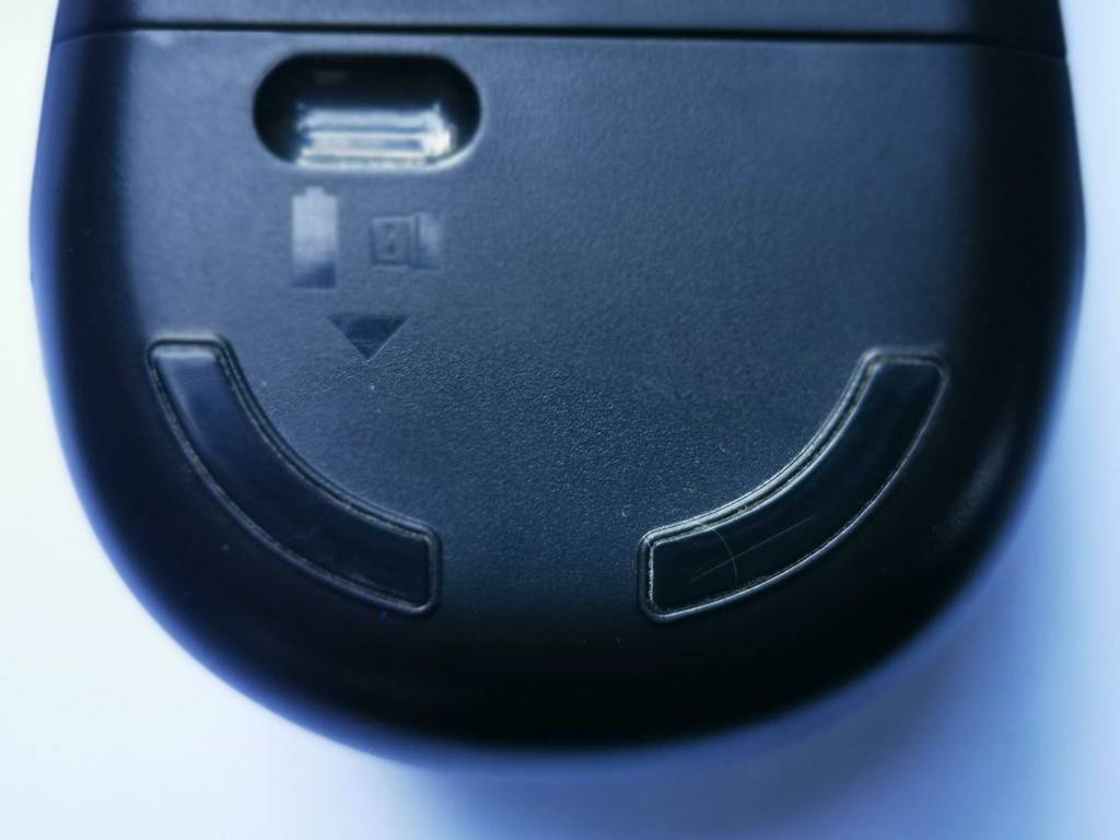 Getestet: Die Silent Mouse in Schwarz aus der Nähe von unten betrachtet.