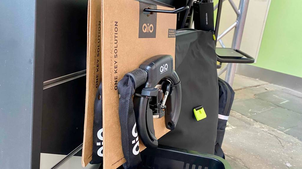 Fahrrad-Rahmenschlösser mit Kette im Test: ein schwarzes Modell der Marke Qio ist an seinem Hängekarton befestigt.