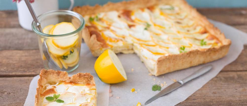 Quadratische Springform Test: eckige Zucchini-Tarte auf Backpapier