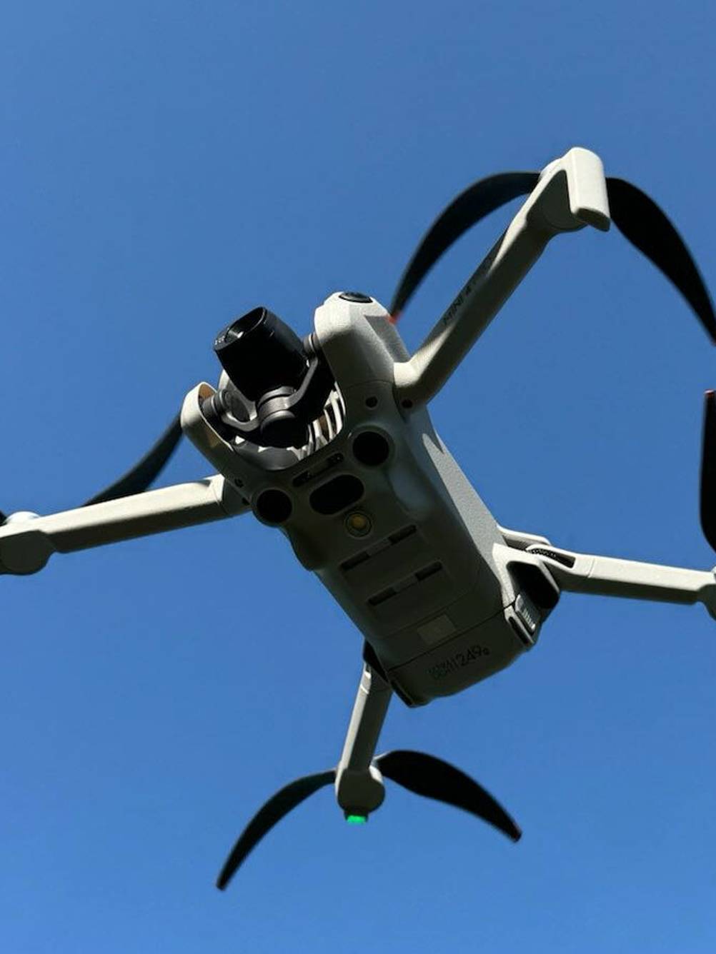 Ein getesteter Quadrocopter von unten in der Luft.