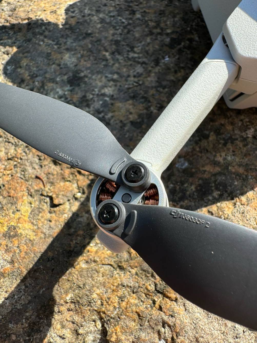 Nahaufnahme der Rotorblätter eines getesteten Quadrocopters.