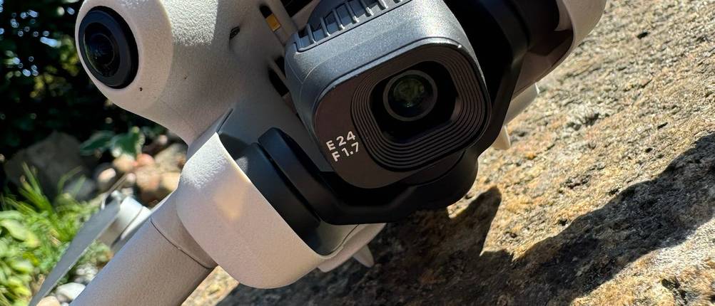 DJI-Drohnen im Test: Nahaufnahme der Kamera vorne.