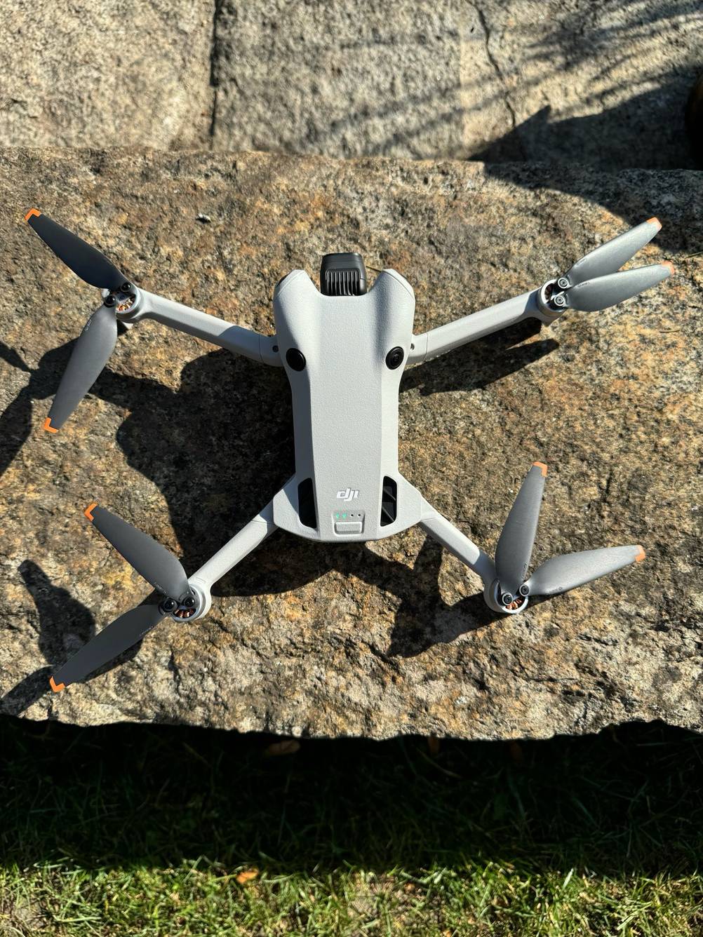 Getestet: Ein Quadrocopter von oben auf einem Stein.