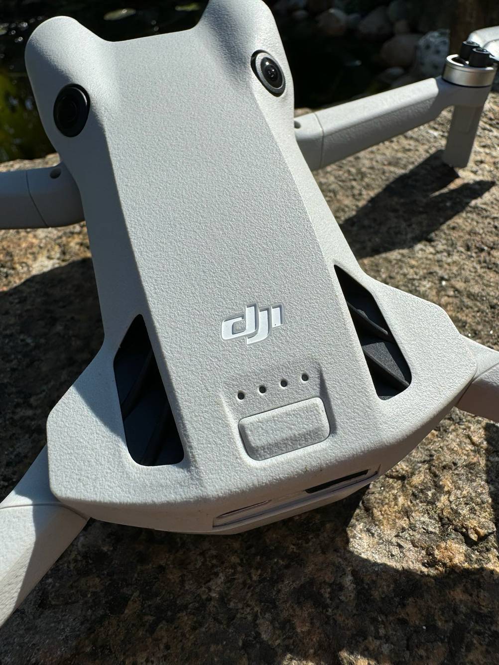 Nahaufnahme des Logos auf der Oberseite des getesteten Quadrocopters.