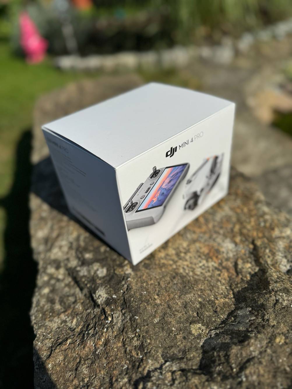 Nahaufnahme der Verpackung des Quadrocopters im Test auf einem Stein.