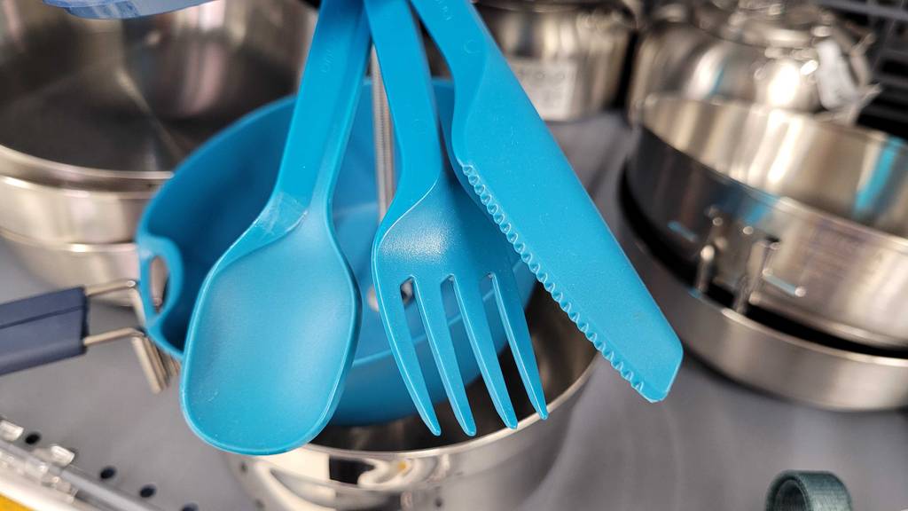 Detailansicht des Bestecks eines getesteten Campinggeschirrs.