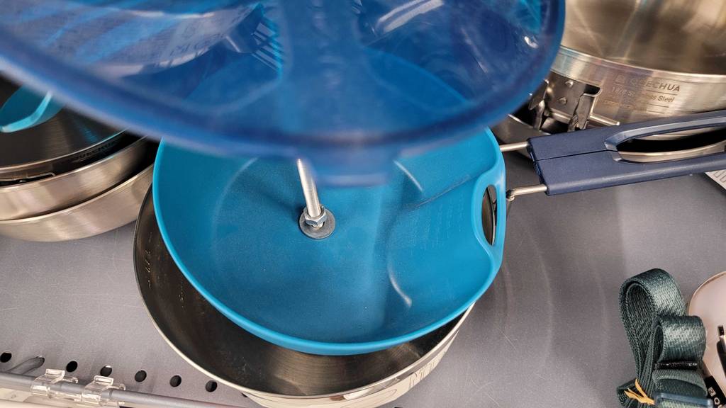 Campinggeschirr im Test: Blick von oben in das Innere einer Schale mit Stabverbindung für alle Teile.