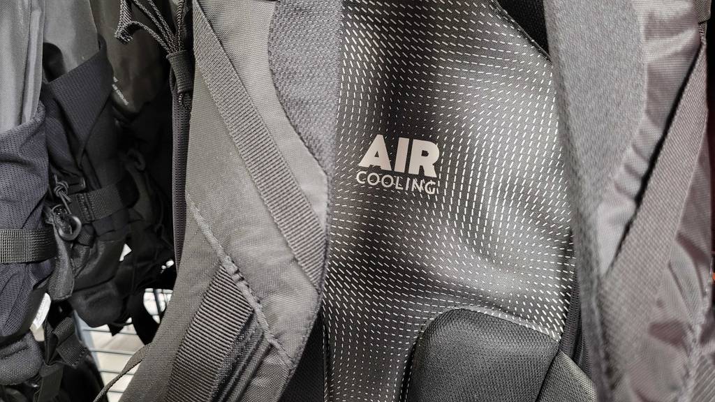 Auf einem getesteten Rucksack mit 35 Liter ist ein Hinweis mit Air Cooling aufgedruckt.