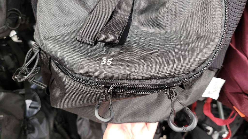 Detailansicht des Reißverschlusses eines Rucksacks mit 35 Liter im Test.