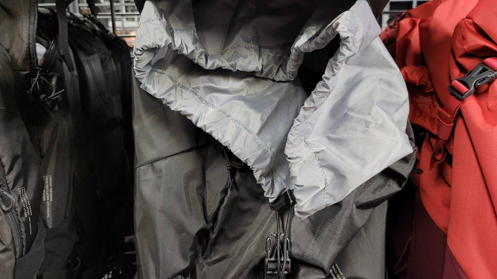 Rucksack mit 35 Liter im Test: Blick auf den Sack mit Kordelzug.