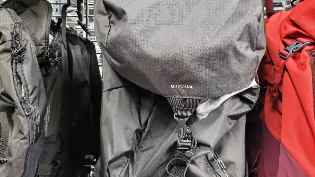 Auf der Vorderseite eines getesteten Rucksacks mit 35 Liter ist die Marke aufgedruckt.
