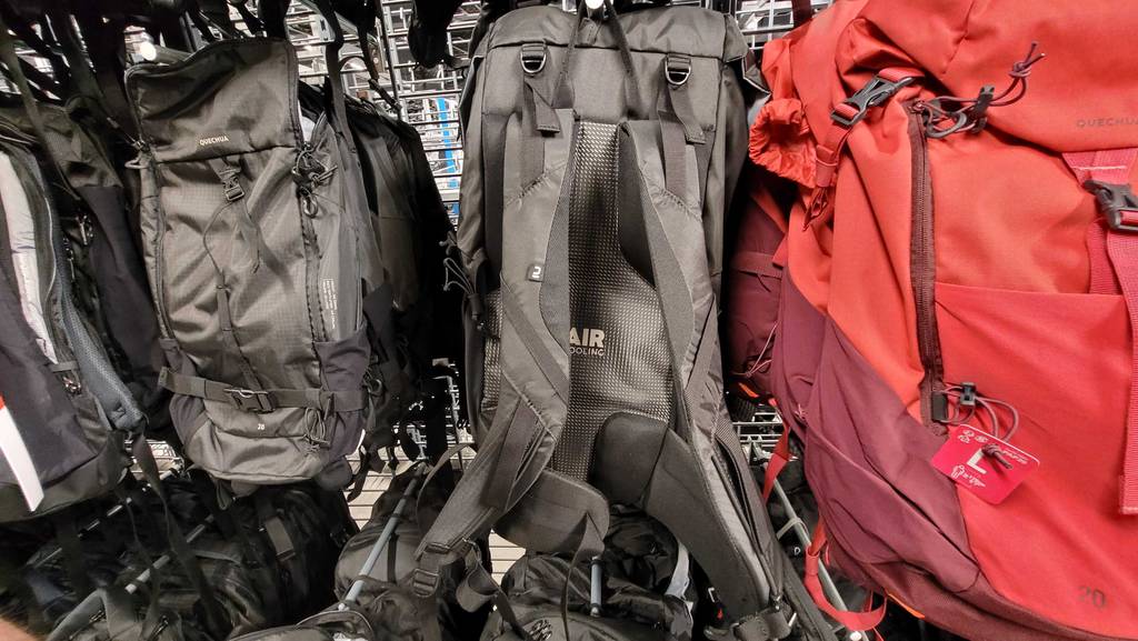 Im Test: Ein Rucksack mit 35 Liter hängt mit den Trägern nach vorn in einem Gitterregal.