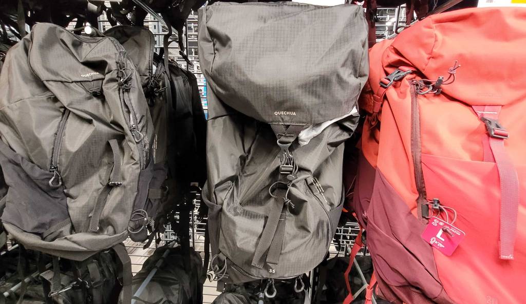 Ein Rucksack mit 35 Liter hängt zum testen zwischen zwei weiteren Rucksäcken.