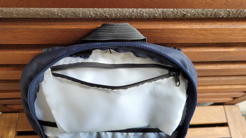 Blik in einen Rucksack mit Fokus auf den Reißverschluss der Innentasche.
