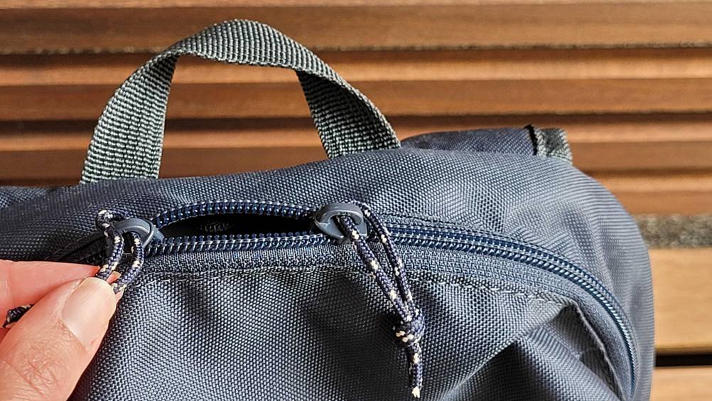 Ein Rucksack, Fokus auf die Oberseite mit geöffnetem Reißverschluss.
