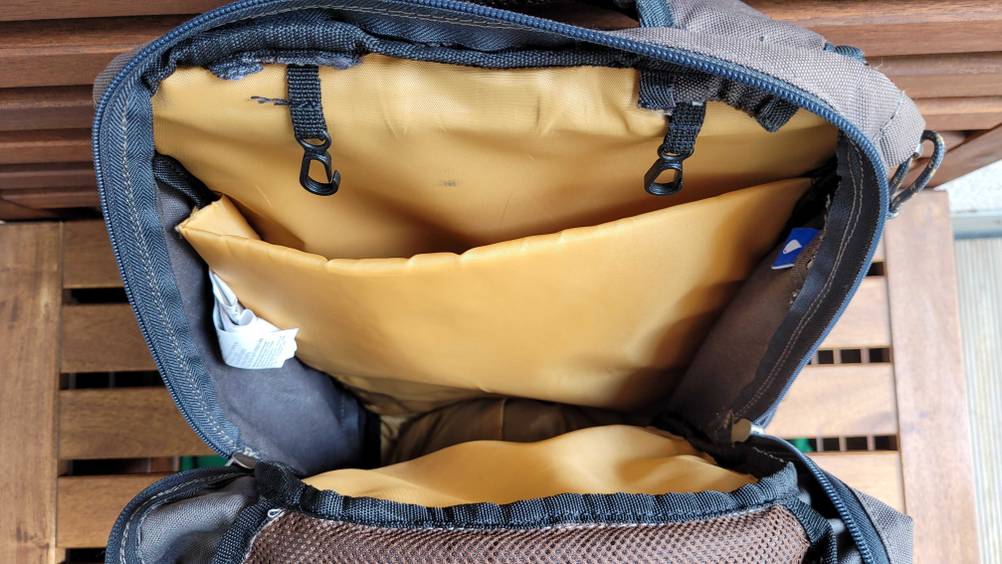 Blick in einen Rucksack mit Fokus auf die Innenfächer.