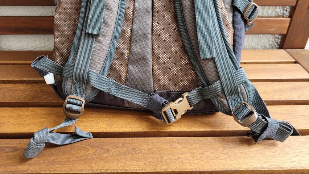 Closeup auf die Träger und den Brustriemen eines Rucksacks.
