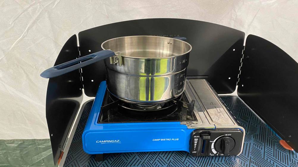 Im Test: Auf einem Campingherd steht ein Camping-Topf ohne Deckel.