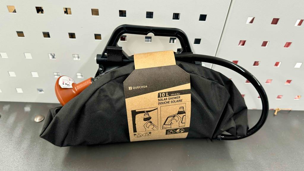 Campingdusche im Test: Auf der Kartonbanderole stehen bebilderte Informationen zur Handhabung und zum Inhalt.