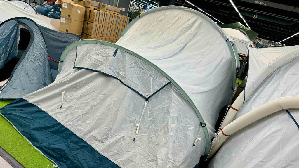 Familienzelte-Test: ein aufgebautes Modell von Quechua steht in einem Ausstellungsbereich.