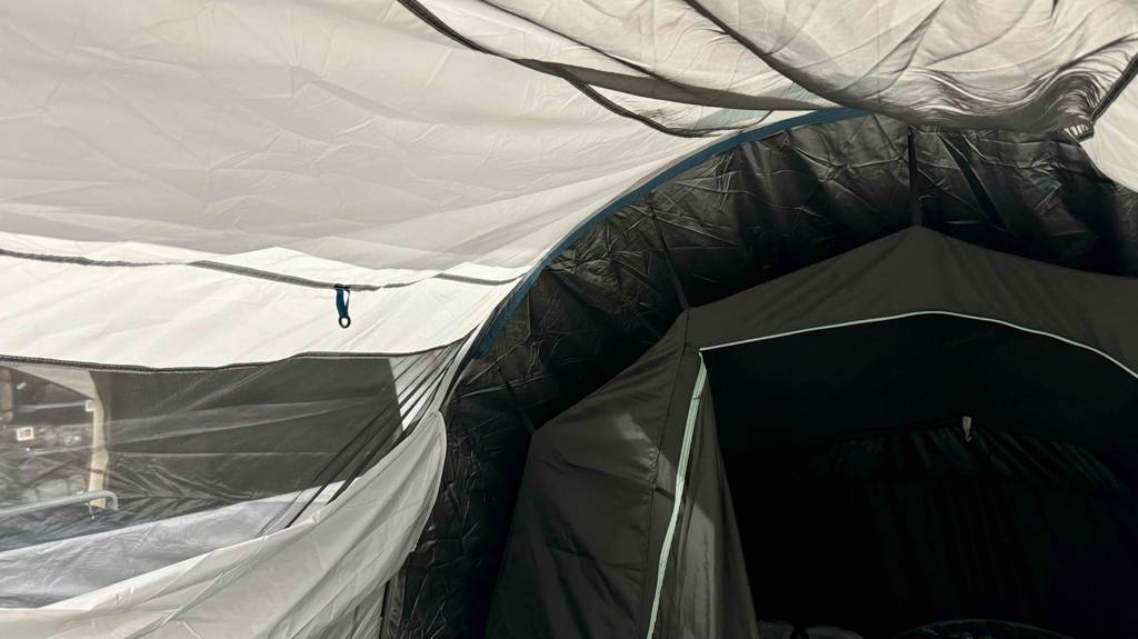 Detailansicht des Materials eines aufgebauten, getesteten Familienzelts.