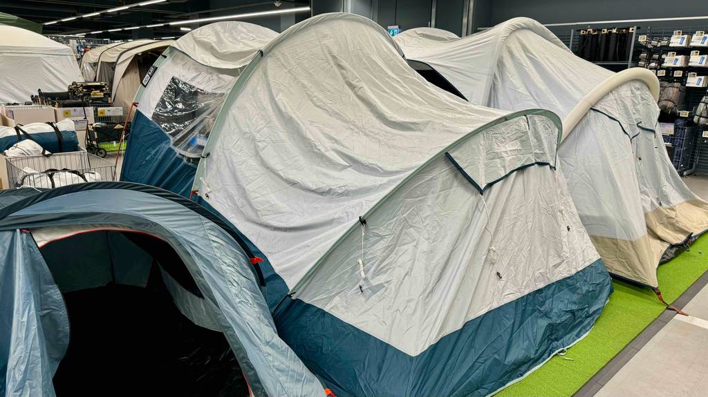 Ansicht von hinten auf die Dachplane eines aufgebauten Familienzelts im Test.
