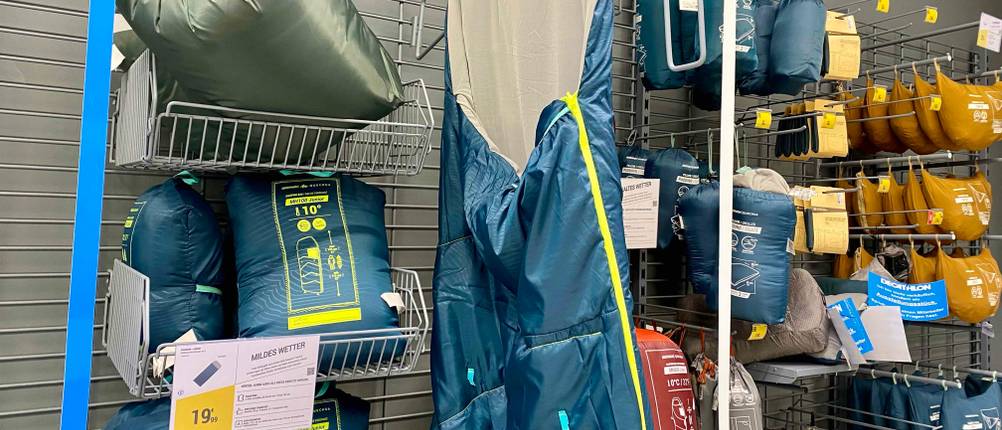 Im Test: Ein Kinderschlafsack neben anderen Produkten in einer Verkaufsfläche mit Preisangabe.