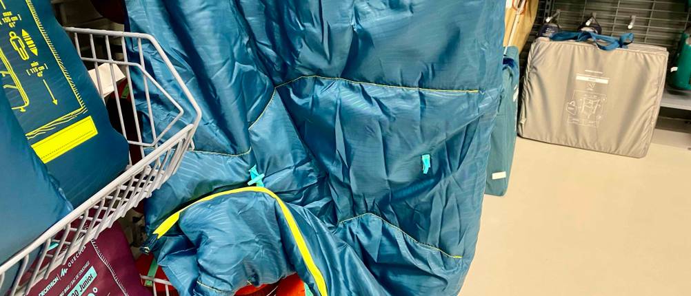 Nahaufnahme des unteren Teils eines Kinderschlafsacks im Test in einer Verkaufsfläche.
