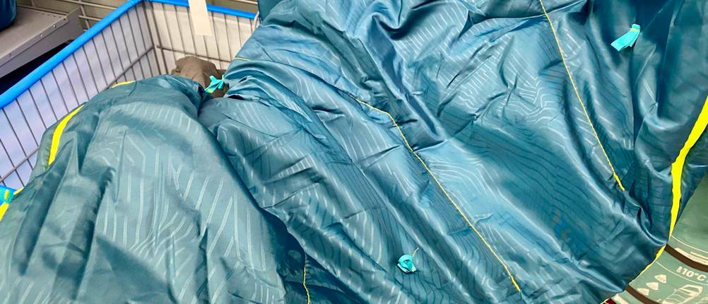 Nahaufnahme der Stoffstruktur eines getesteten Kinderschlafsacks.