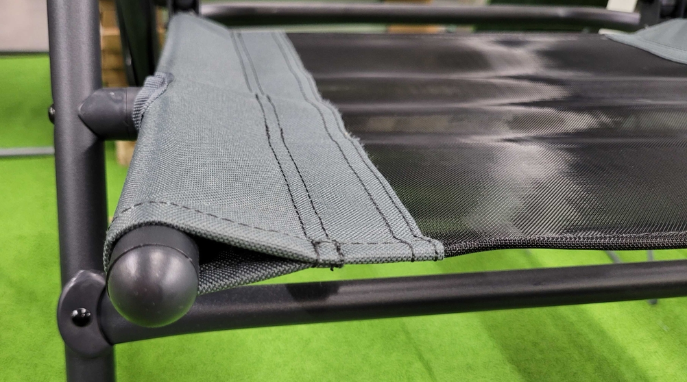 Im Test: Detailaufnahme der Schlaufe der Befestigung der Sitzfläche eines Campingstuhls.