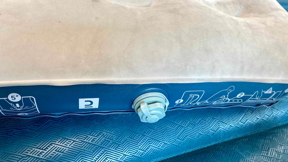 Detailansicht der Öffnung zum Aufpumpen einer getesteten Luftmatratze.