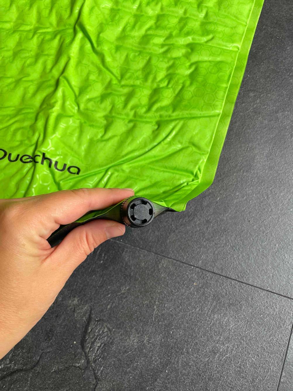 Camping Isomatte im Test: Hand zeigt die Öffnung zum Aufblasen.