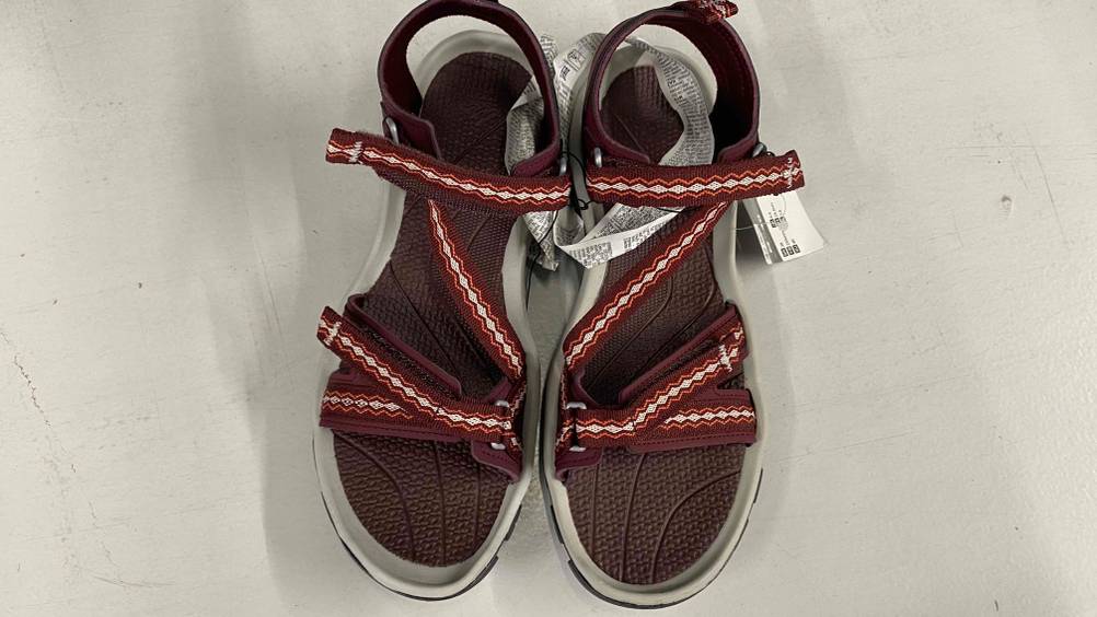 Im Test: Trekkingsandalen für Damen von Qechua von oben auf weißer Fläche.