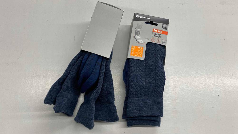 Zwei getestete Wintersocken von Quechua liegen nebeneinander.