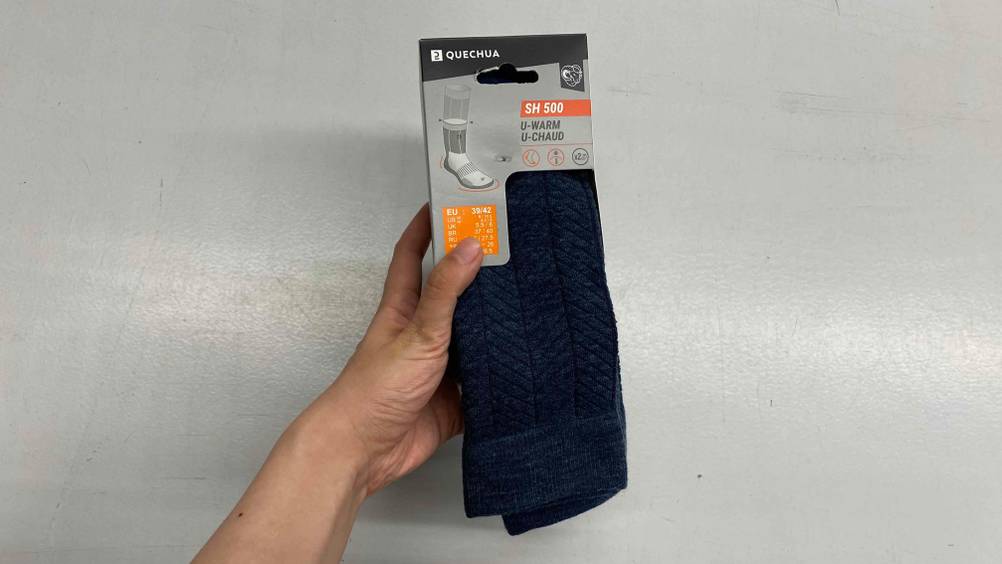 Wintersocke von Quechua getestet: Socken werden in Hand gehalten.