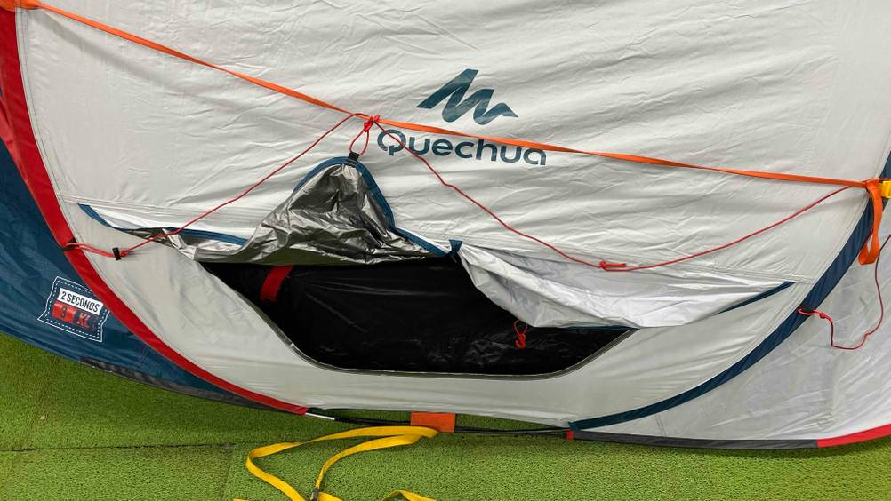 Zelt von Quechua im Test: Auf dem Zelt ist der Markenname zu lesen.